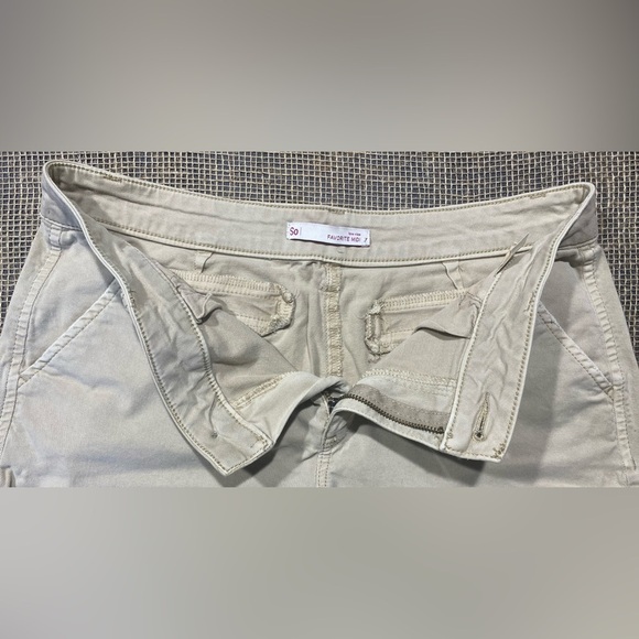 So Khaki Low Rise Favorite Midi Shorts, Size 7, Flat Front, Stretch, Pockets - Picture 2 of 5